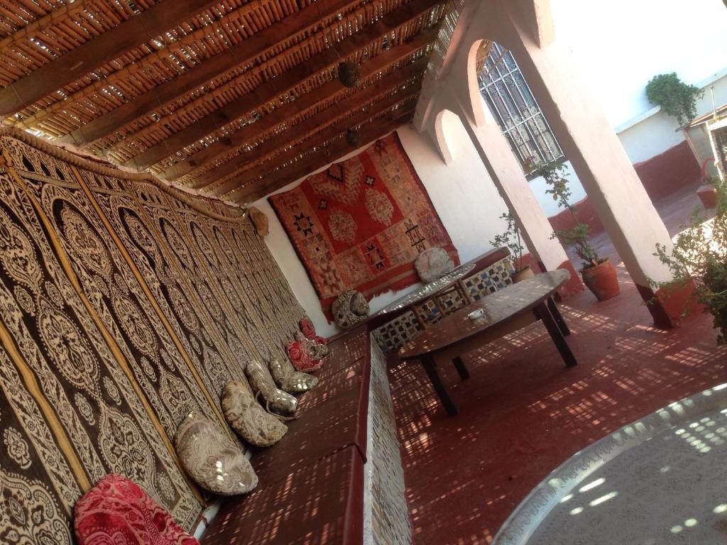 d'un balcon avec un banc et une fenêtre. dans l'établissement Hotel Riad Dalia Tetouan, à Tetouan 37 autres photos