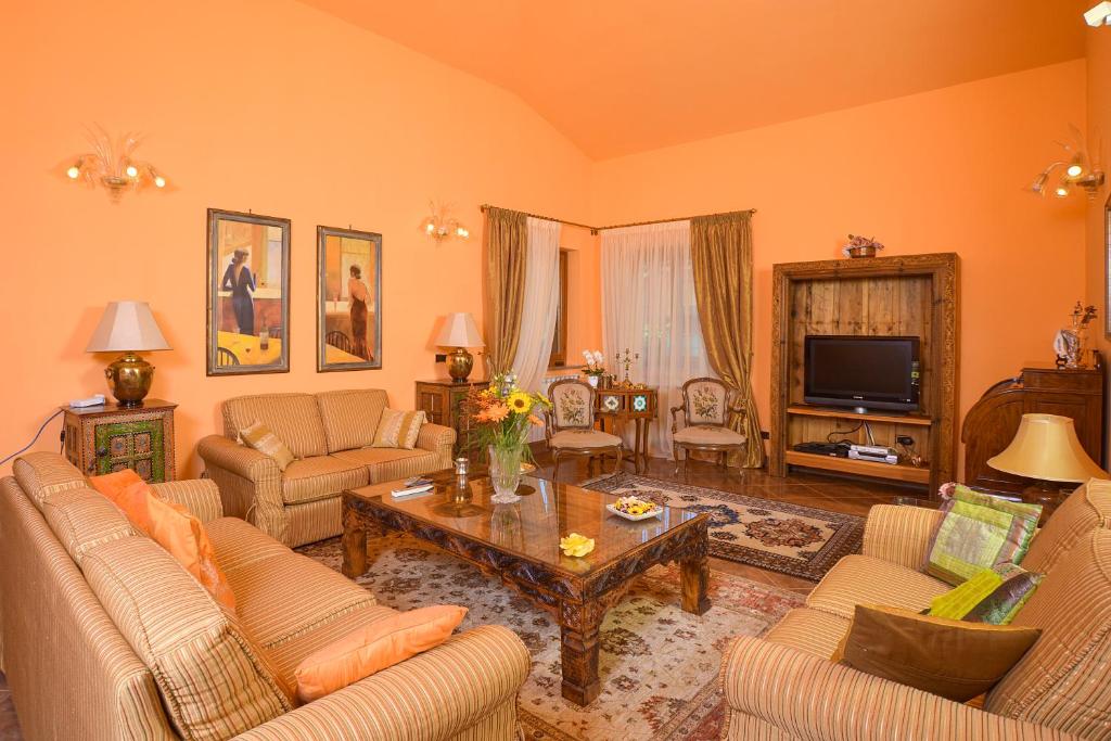 un salon avec deux canapés et une télévision dans l'établissement Villa nevada -20 min da Roma, à Ladispoli