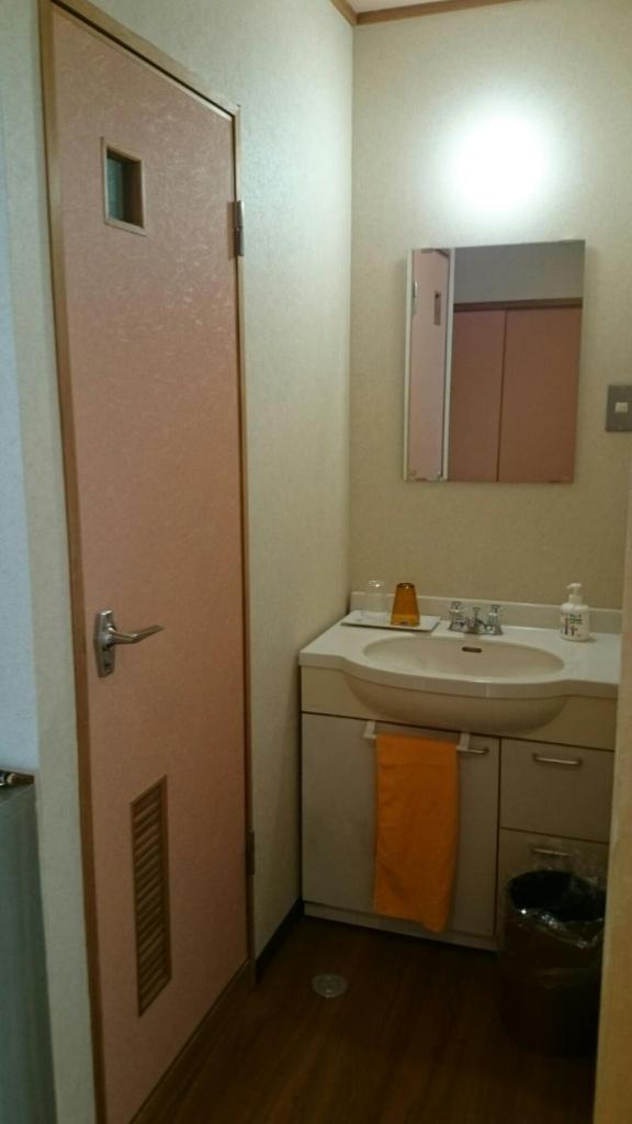 une salle de bain avec un lavabo et un miroir dans l'établissement Nezame Hotel, à Agematsu