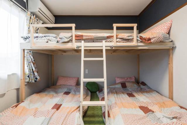 Ce dortoir comprend 2 lits superposés. dans l'établissement Kinkaku, à Kyoto