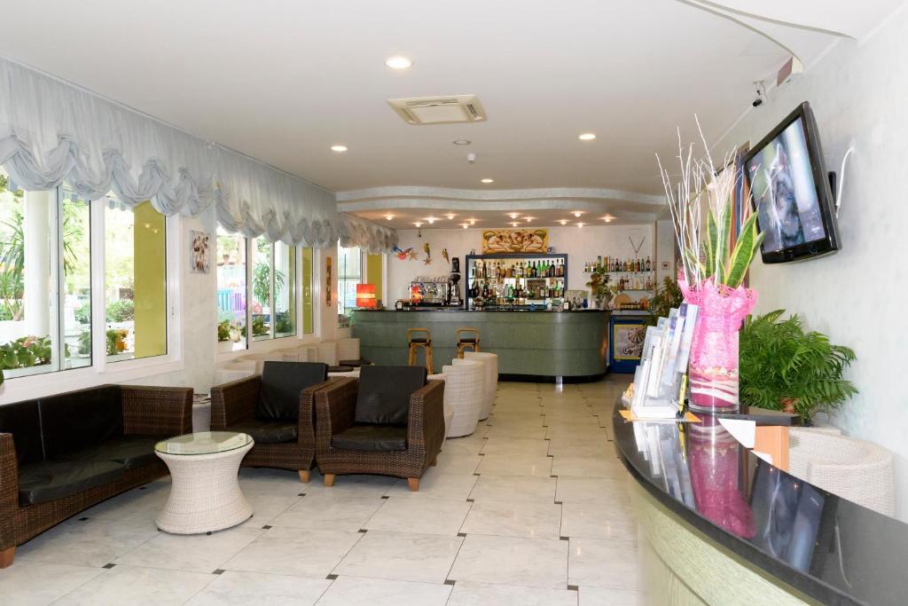 un restaurant avec un bar avec des chaises et un comptoir dans l'établissement Mondial, à Cervia