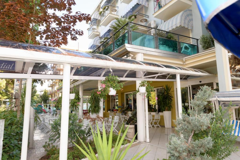 - un bâtiment avec une terrasse en face dans l'établissement Mondial, à Cervia