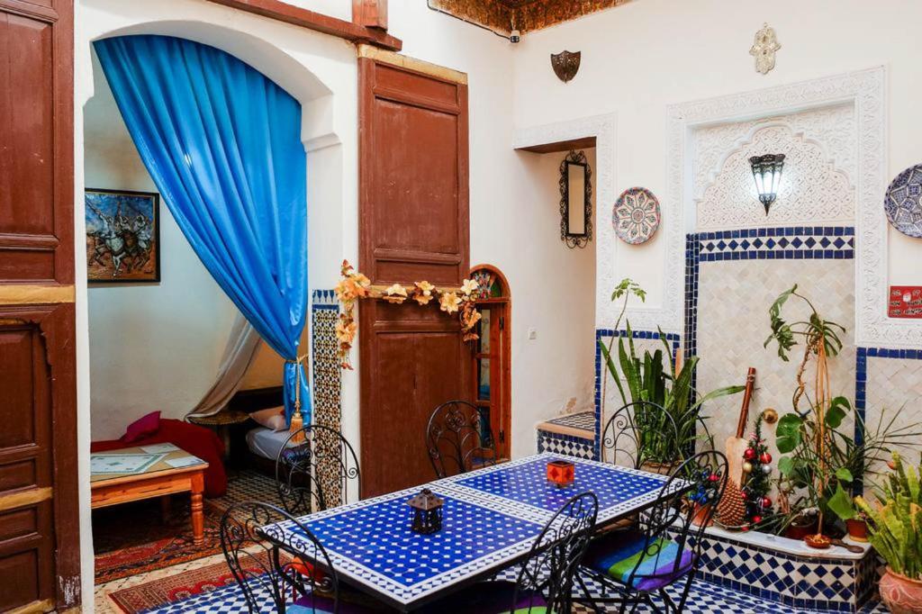 une chambre avec une table et des chaises dans une maison dans l'établissement Dar Nineta, à Fès