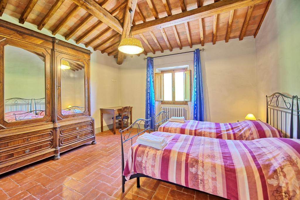 une chambre avec deux lits et une commode dans l'établissement Casa Scopeti by PosarelliVillas, à Impruneta 27 autres photos