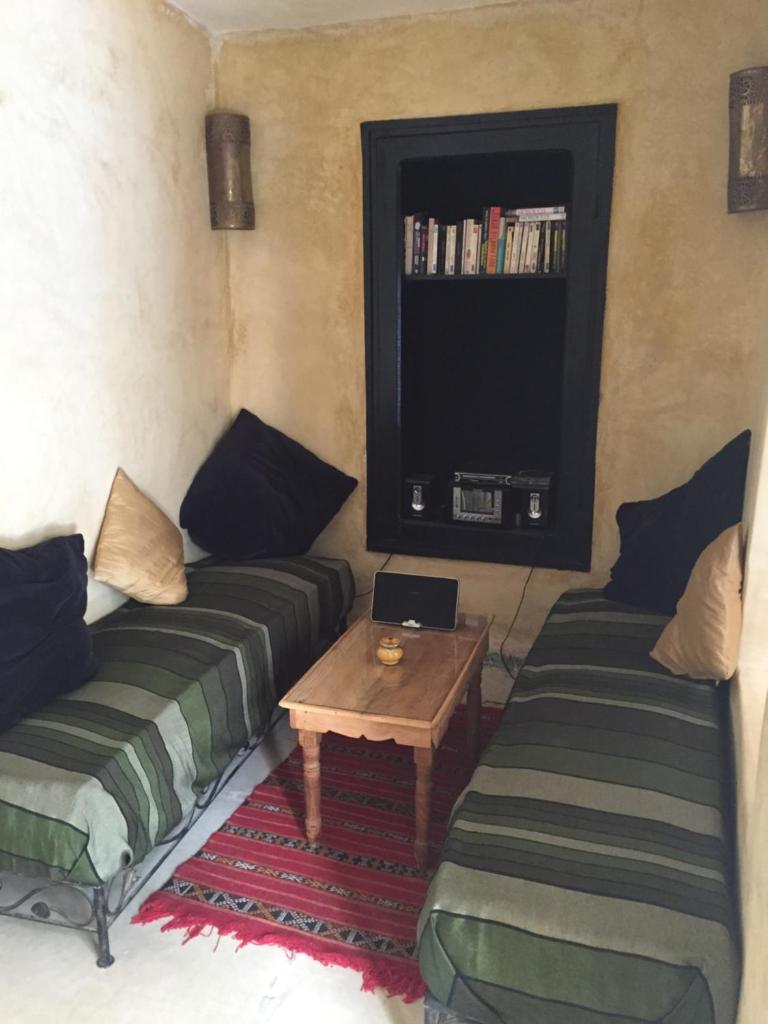 un salon avec deux canapés et une table dans l'établissement Riad Sabbah, à Marrakech