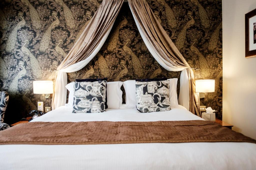 The Mad Hatter Hotel Image