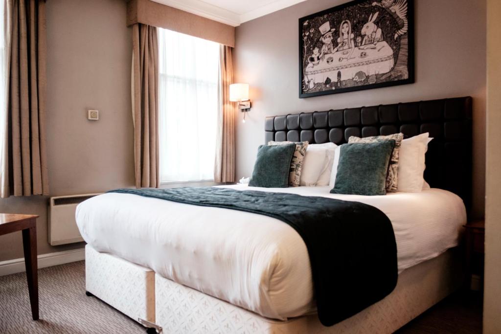 The Mad Hatter Hotel Image