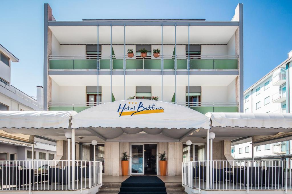 un bâtiment avec un panneau indiquant la première salle de bains dans l'établissement Hotel Bettina, à Lido di Jesolo