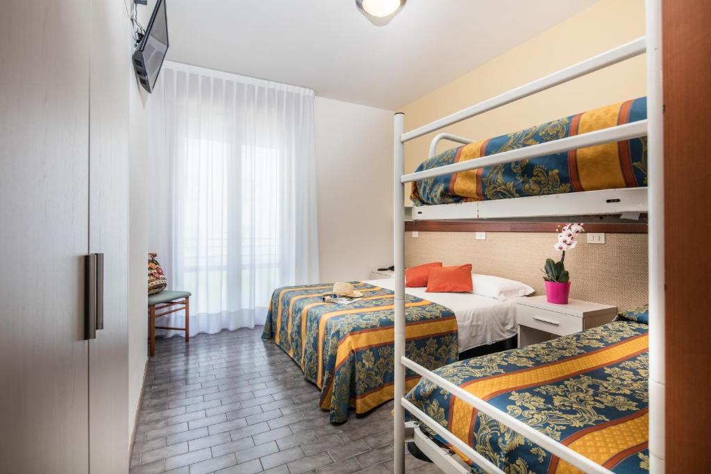 - une chambre d'hôtel avec 2 lits superposés dans l'établissement Hotel Bettina, à Lido di Jesolo