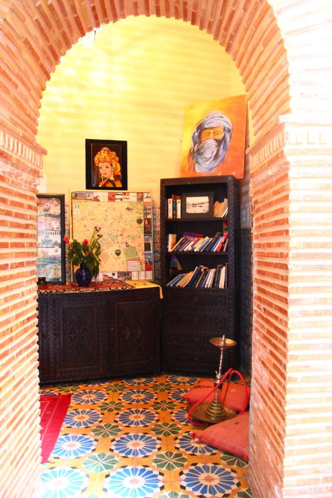 une voûte dans une chambre avec une étagère dans l'établissement Riad Bibtia, à Marrakech