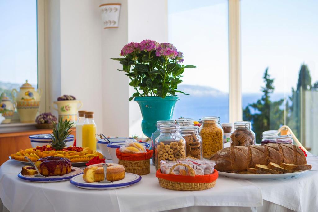 - une table avec du pain et d'autres aliments dans l'établissement Hotel Piccolo Mondo, à Castro di Lecce
