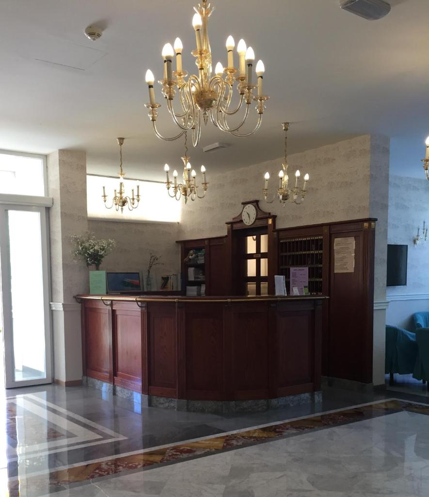 - un hall avec une réception et un lustre dans l'établissement Hotel Consuelo, à Lignano Sabbiadoro 45 autres photos