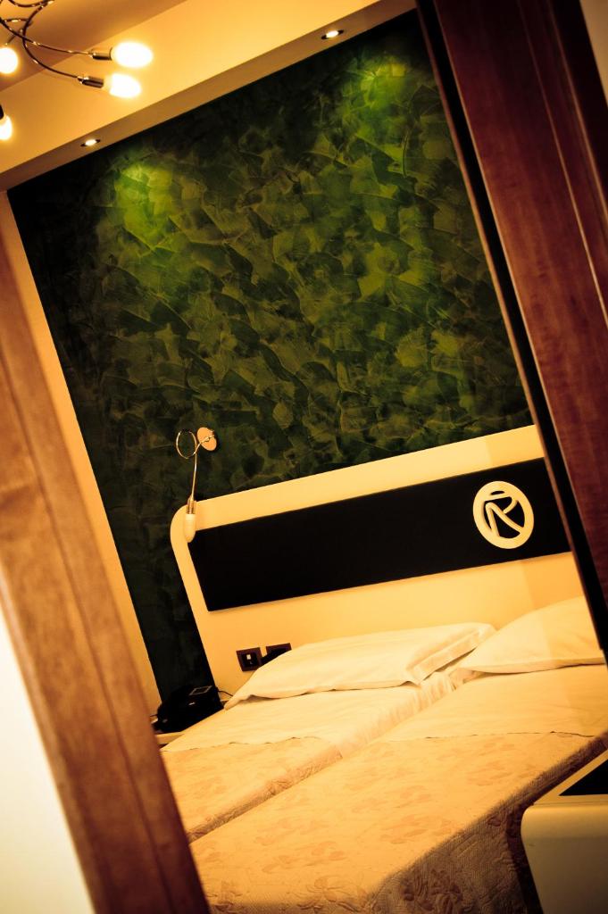 une vue d'un lit dans une chambre avec une fenêtre dans l'établissement Aerhotel Phelipe, à SantʼEufemia Lamezia