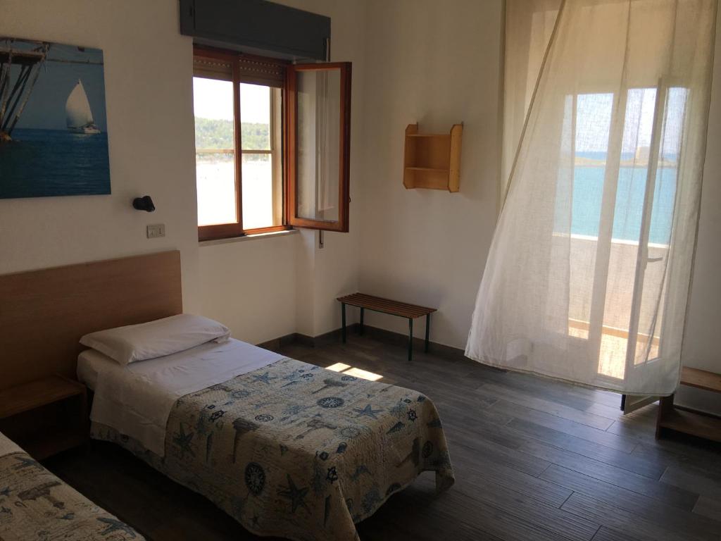 une chambre avec un lit et une fenêtre dans l'établissement Residence M3, à Peschici