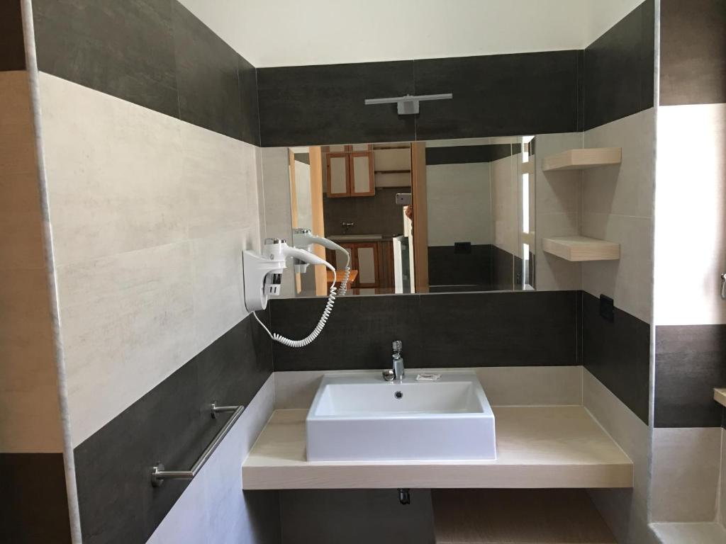 une salle de bain avec un lavabo blanc et un miroir dans l'établissement Residence M3, à Peschici 44 autres photos