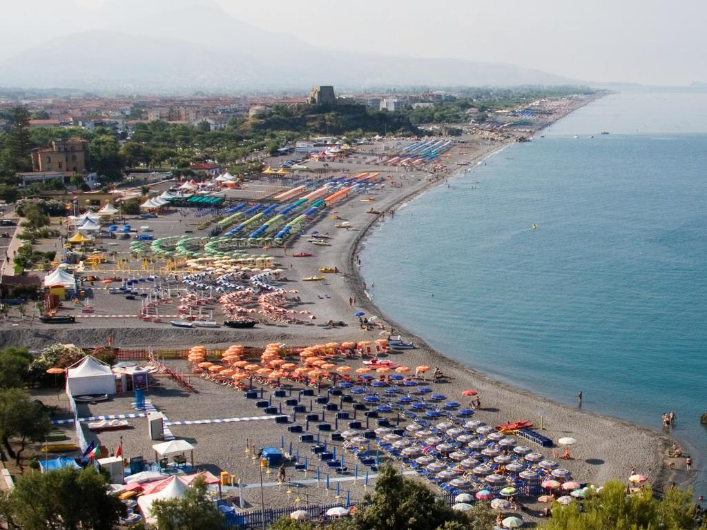 - une plage avec des parasols et des chaises et l'océan dans l'établissement B&B Scalea Rooms, à Scalea