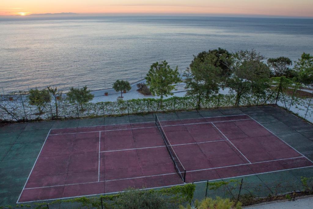 - une vue aérienne sur un court de tennis à côté de l'océan dans l'établissement Hotel Piccolo Mondo, à Castro di Lecce