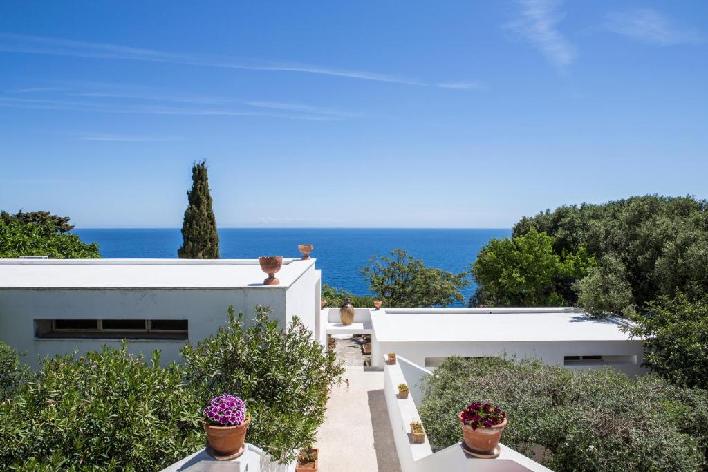 une maison blanche avec vue sur l'océan dans l'établissement Hotel Piccolo Mondo, à Castro di Lecce