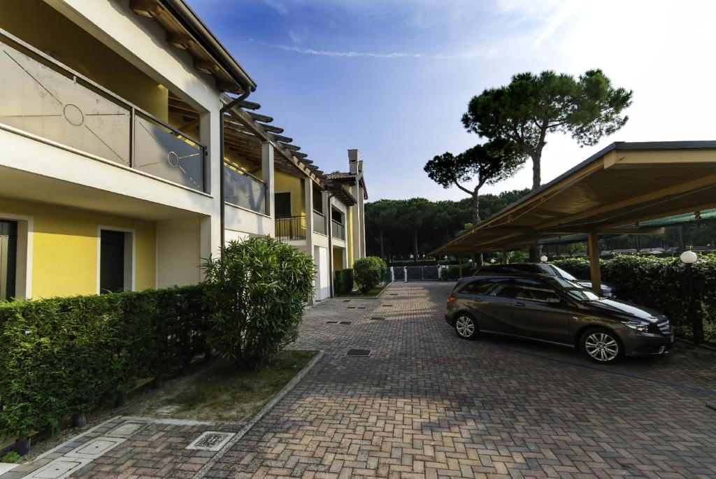 une voiture garée dans un parking à côté d'un bâtiment dans l'établissement Villa Faro Vecchio, à Cavallino-Treporti