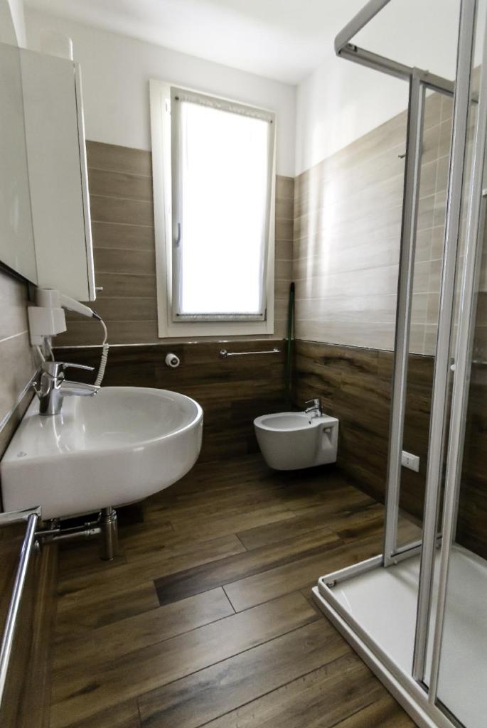 une salle de bain avec une baignoire, un lavabo et une fenêtre dans l'établissement Villa Faro Vecchio, à Cavallino-Treporti 31 autres photos
