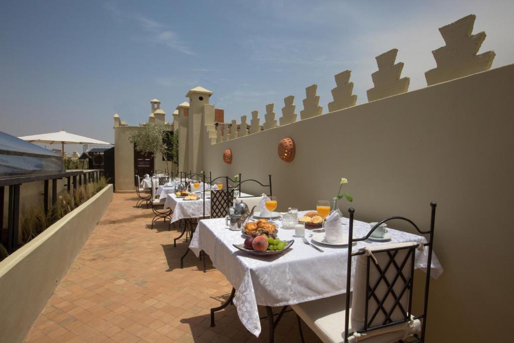 - une rangée de tables avec de la nourriture et des boissons sur la terrasse dans l'établissement Riad Kasbah & Spa, à Marrakech