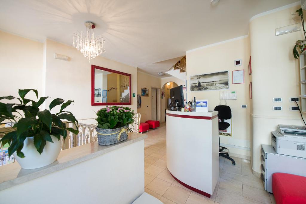une salle d'attente avec un comptoir et une pharmacie dans l'établissement Residence Colombo, à Viareggio