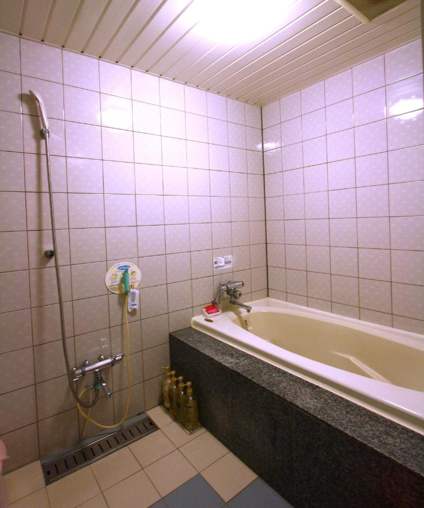 une salle de bain avec baignoire et douche dans l'établissement Hotel Ohirune Racco Himeji Royal (Adult Only), à Himeji 29 autres photos