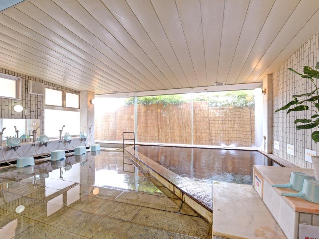 une grande salle de bain avec lavabos et une grande fenêtre dans l'établissement Iioka Shiosai Hotel, à Asahi 52 autres photos