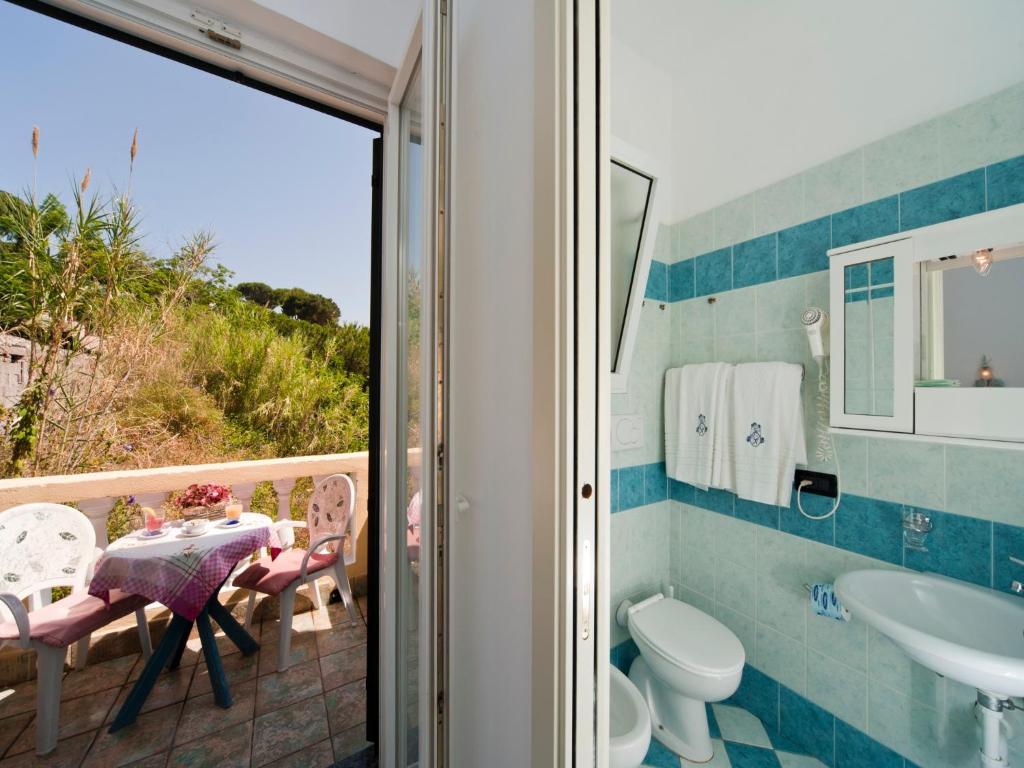 La salle de bains est pourvue d'une table et d'un lavabo. dans l'établissement Hotel Giardino Delle Ninfe E La Fenice, à Ischia