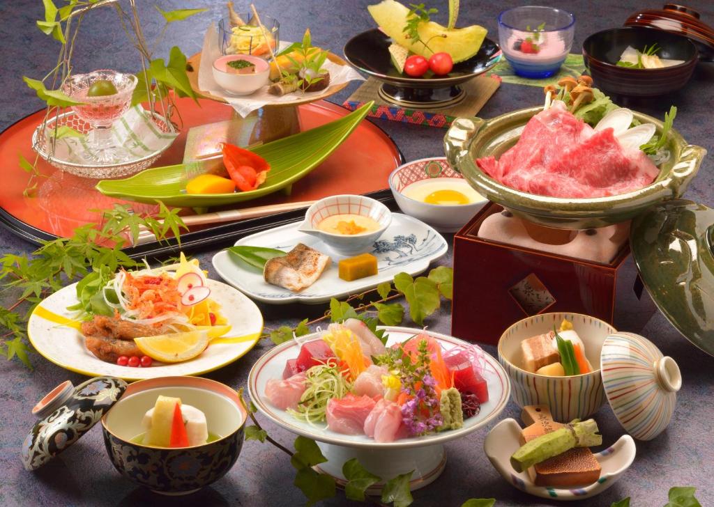 une table avec de nombreuses assiettes de nourriture dessus dans l'établissement Uminohana, à Atami 37 autres photos