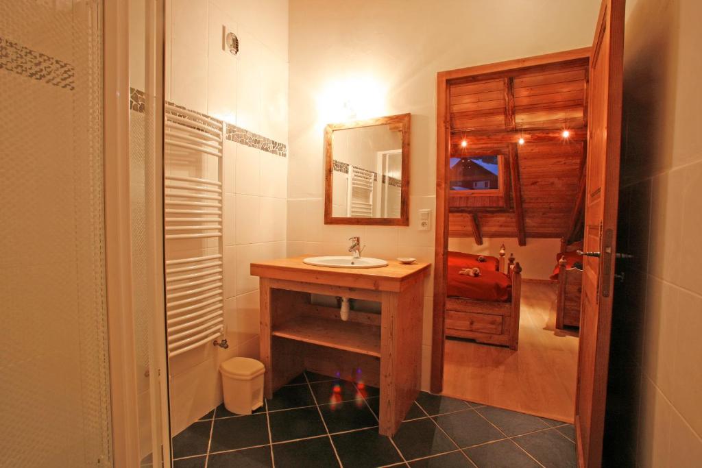 une salle de bain avec un lavabo et un miroir dans l'établissement Chez le Marquis du Pontet, à Valloire