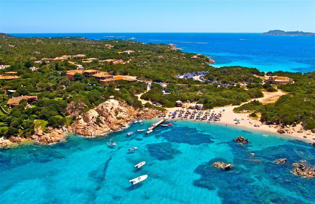une vue aérienne d'une plage avec des bateaux dans l'eau dans l'établissement Hotel Capriccioli, à Porto Cervo