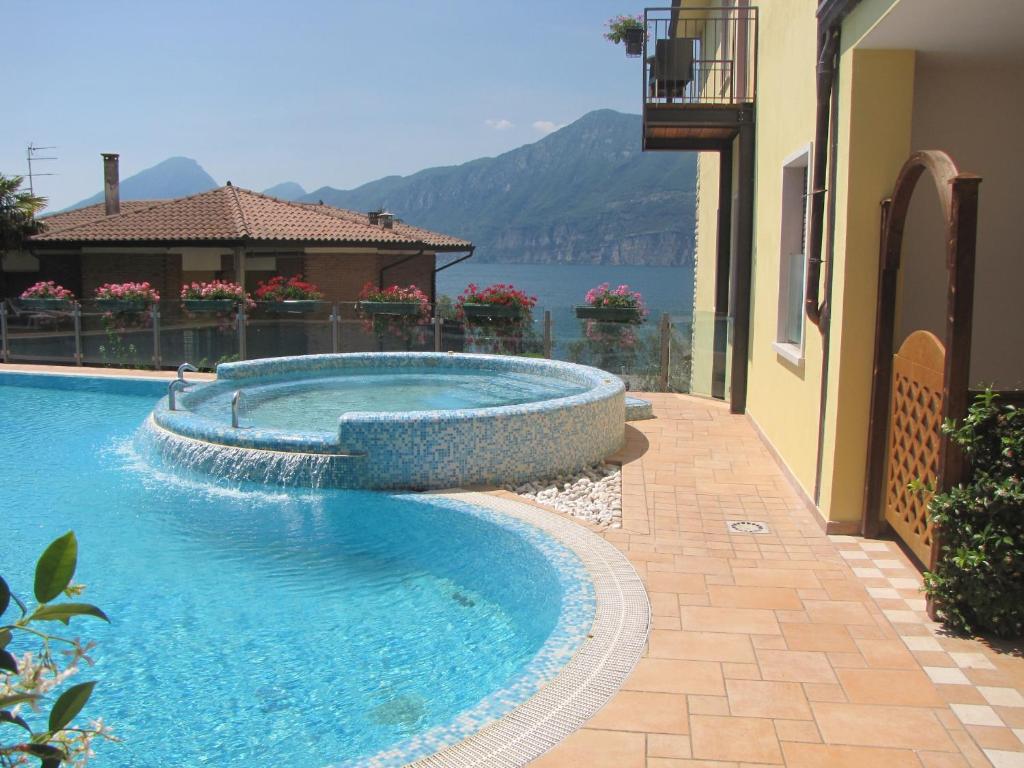 une piscine au milieu d'une maison dans l'établissement Residence Rosemary, à Brenzone