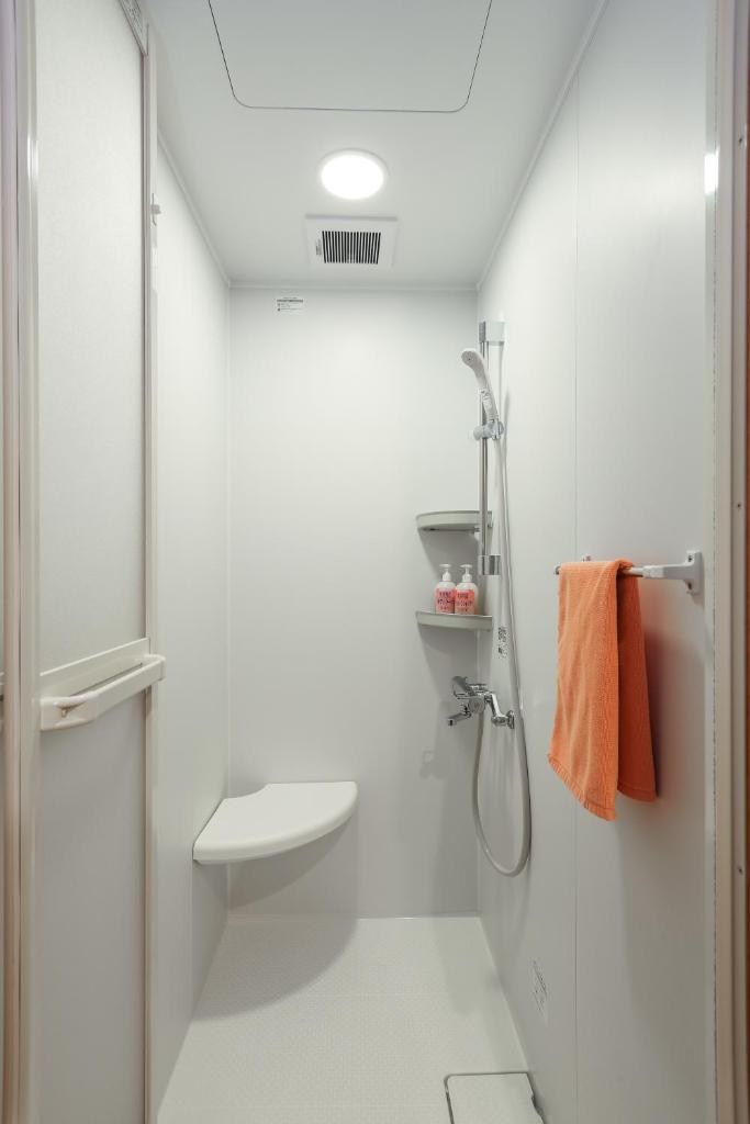 une salle de bain blanche avec douche et toilettes dans l'établissement Hotel Fuki no Mori, à Nagiso 30 autres photos