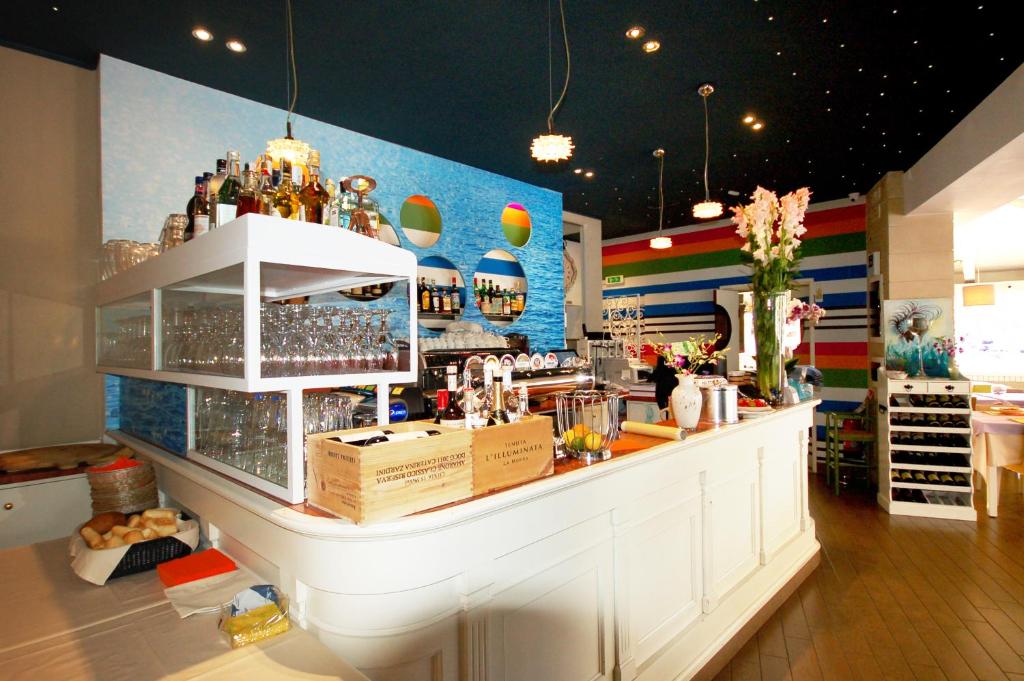 un magasin avec un comptoir et un bar dans l'établissement Hotel Ristorante Fortuna, à Cavallino-Treporti 34 autres photos
