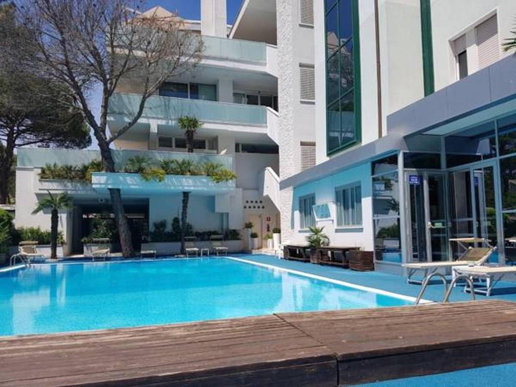 une grande piscine devant un immeuble dans l'établissement Hotel Sorriso, à Milano Marittima