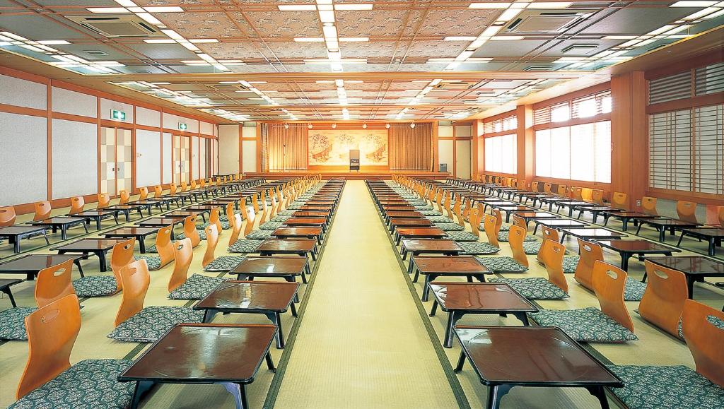 une salle de classe vide avec rangées de bureaux et de chaises dans l'établissement Isawa View Hotel, à Fuefuki