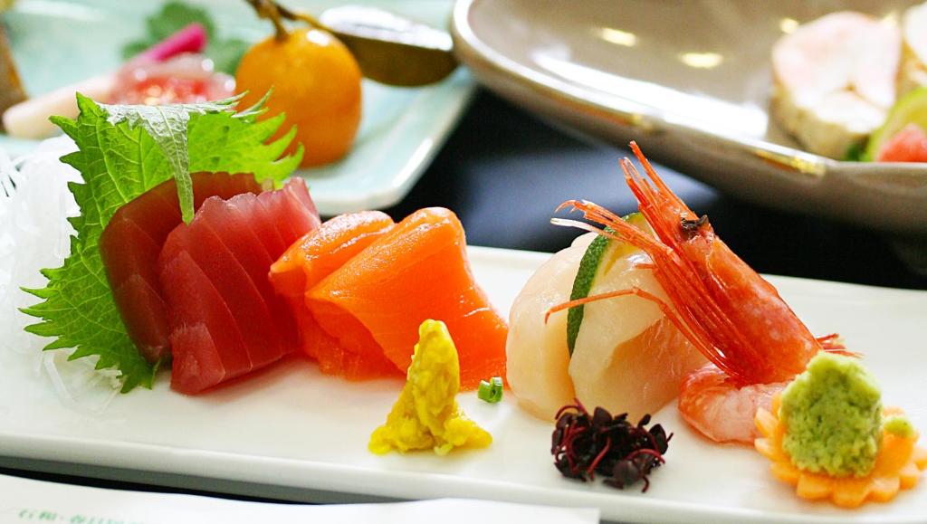 une assiette de nourriture contenant des fruits et des légumes dans l'établissement Isawa View Hotel, à Fuefuki 37 autres photos