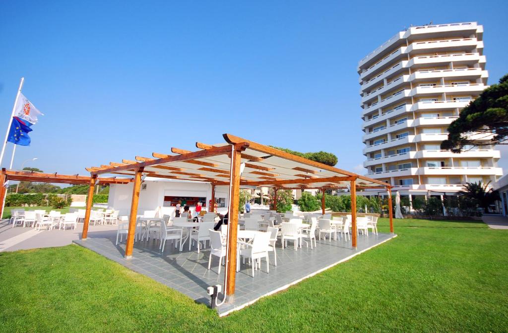 un groupe de tables et de chaises sous un pavillon dans l'établissement Torre Del Sole, à Terracine