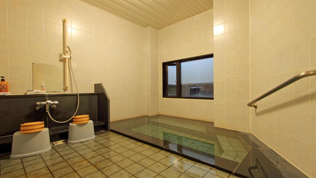 - une salle de bains avec 2 toilettes et une piscine dans l'établissement Hotel Hana Isawa, à Fuefuki