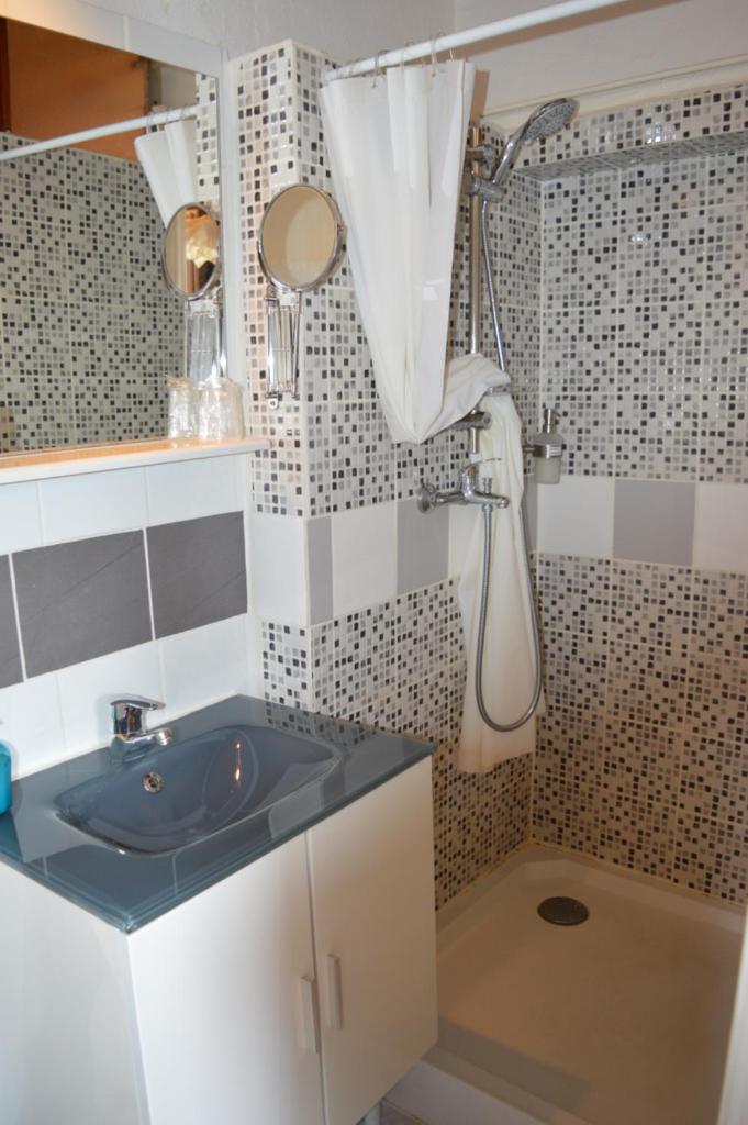 une salle de bain avec un lavabo et une douche dans l'établissement Chalet Saint Bernard, à Montgenèvre 24 autres photos
