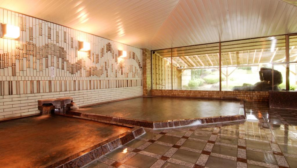 une pièce vide avec un court de ping-pong dans l'établissement Kasugai View Hotel, à Fuefuki