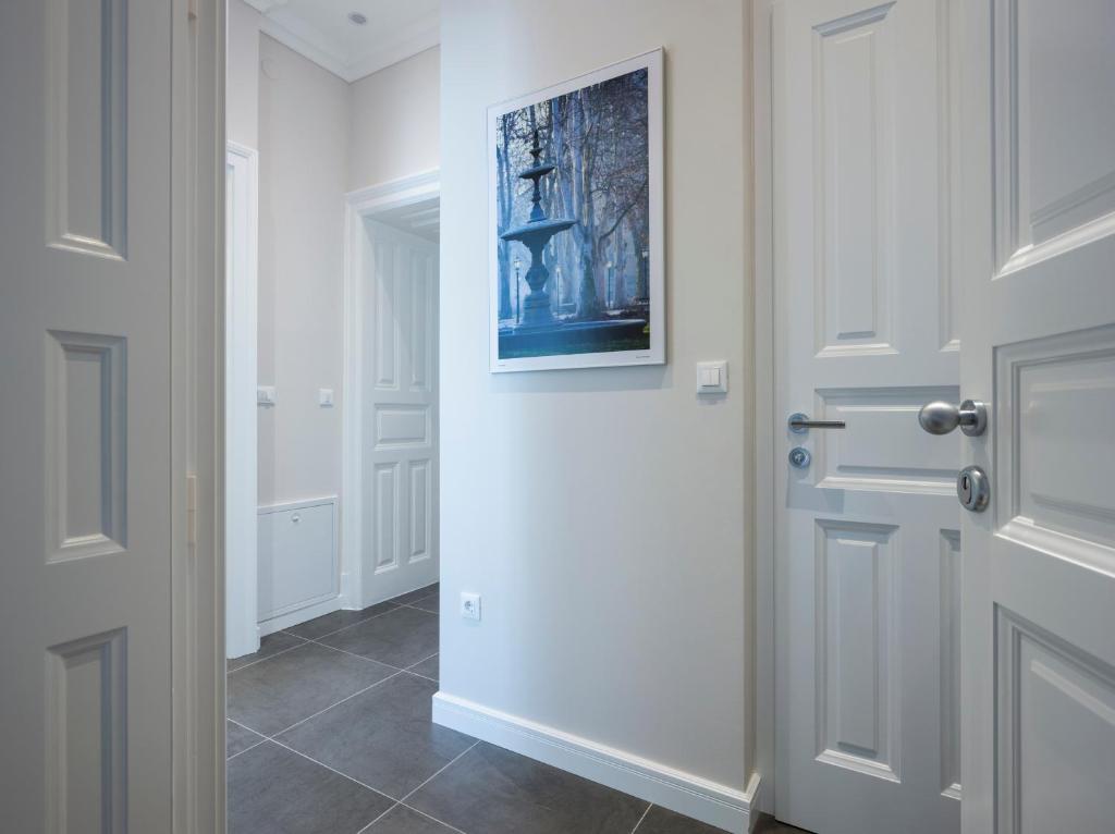 White Rose Apartment 3