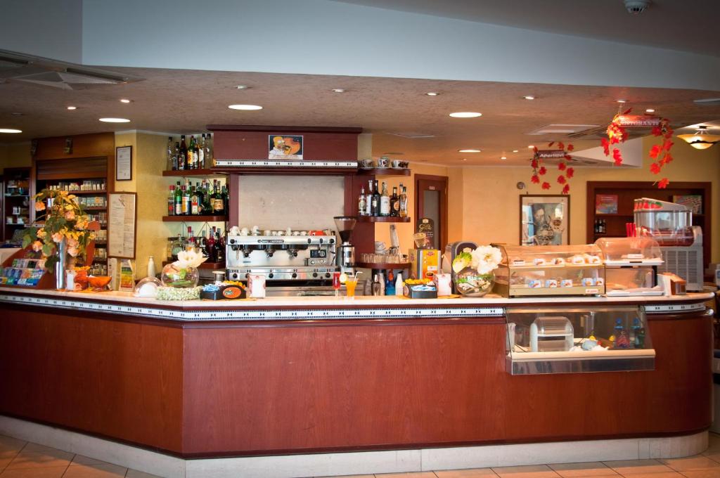 un bar dans un restaurant avec un comptoir dans l'établissement Aerhotel Phelipe, à SantʼEufemia Lamezia