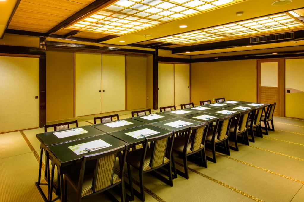 une grande salle de conférence avec une longue table et des chaises dans l'établissement Maruei, à Fujikawaguchiko 37 autres photos
