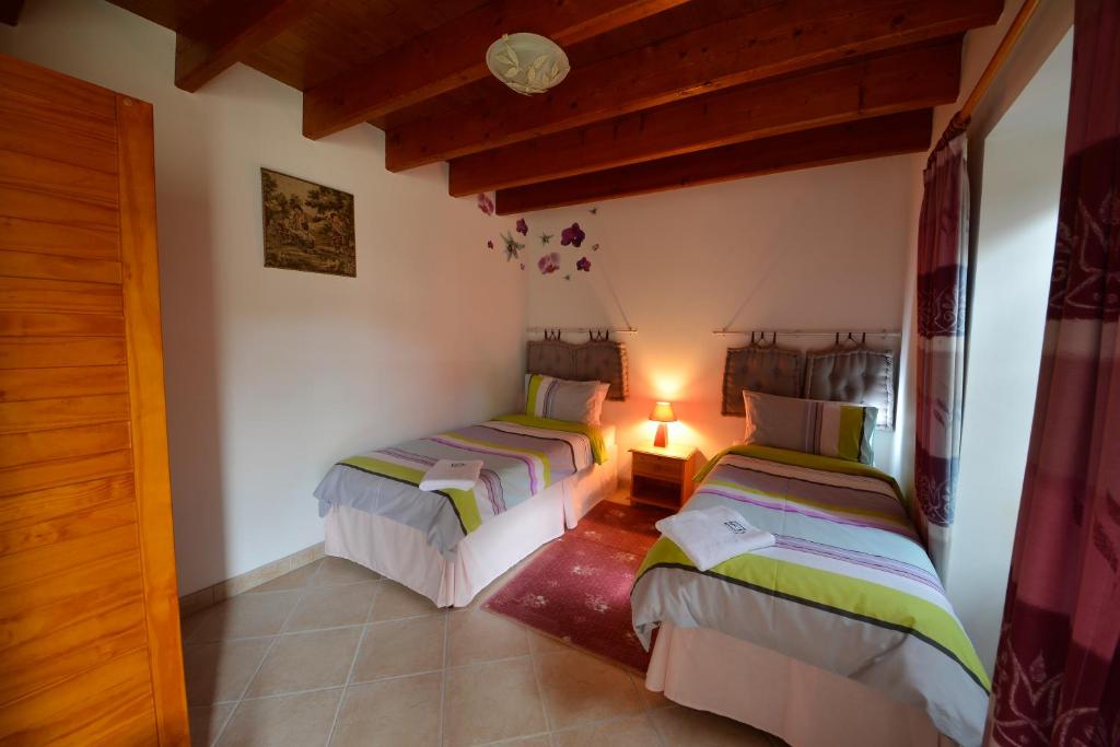 une chambre avec deux lits dans une pièce dans l'établissement Gites dans les Champs, à Sauzé-Vaussais 37 autres photos