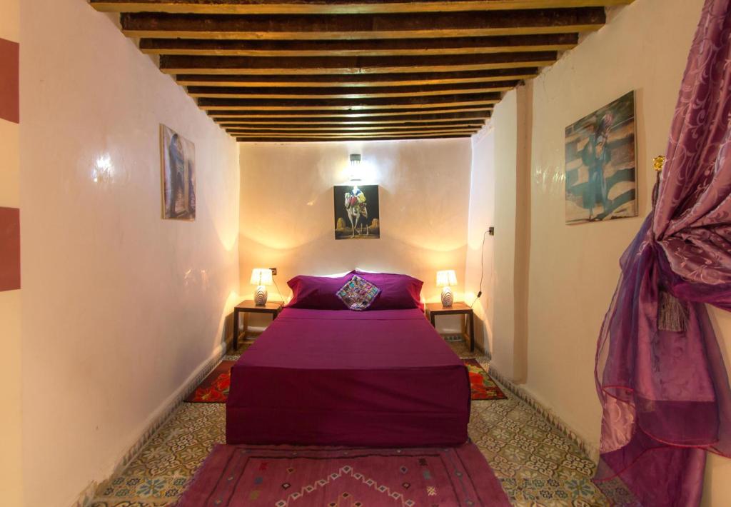 - une chambre avec un lit violet dans l'établissement Riad Diwan, à Fès 29 autres photos