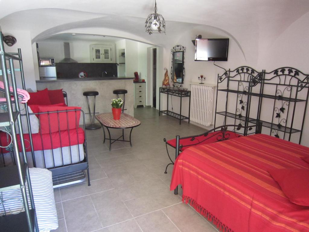 une chambre avec un lit et un salon dans l'établissement Les Gites du Mas des Cigales, à Nîmes