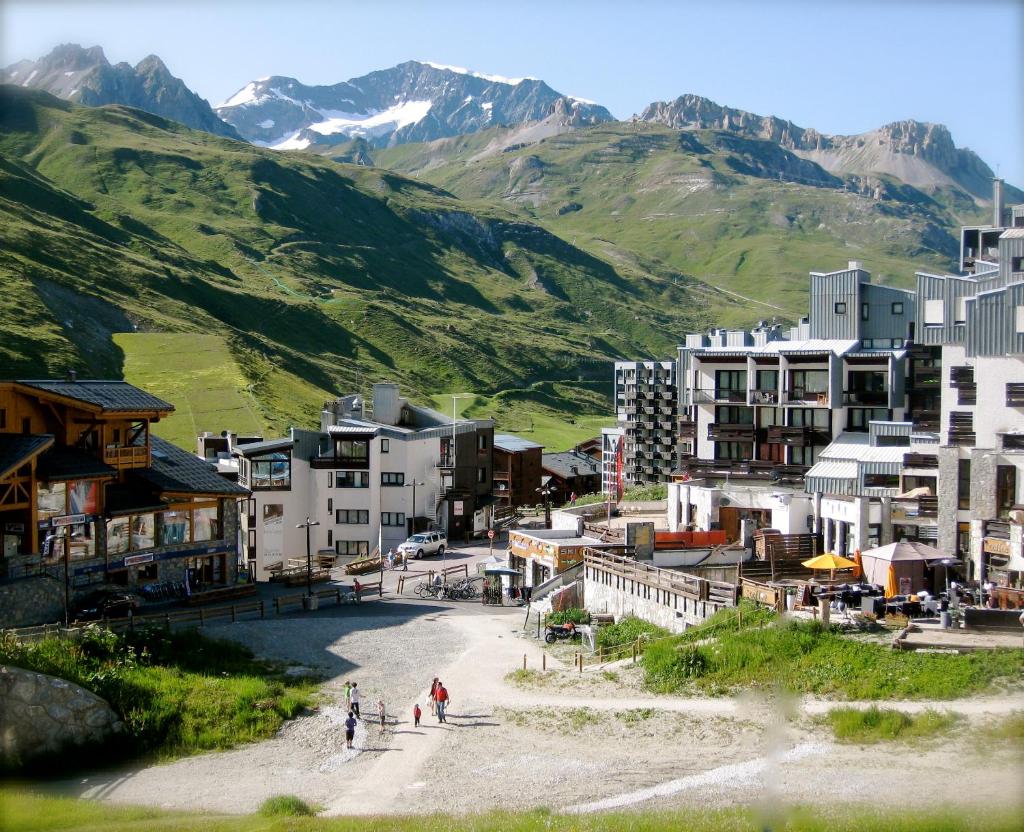 une petite ville avec des bâtiments et des montagnes en arrière-plan dans l'établissement Hôtel La Vanoise, à Tignes 23 autres photos