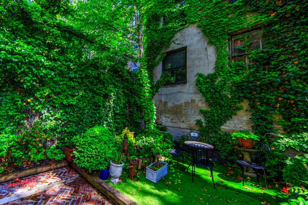 Chelsea Pines Inn Image